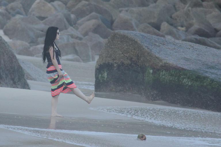 Amy Lee, do Evanescence, curte praia no Rio