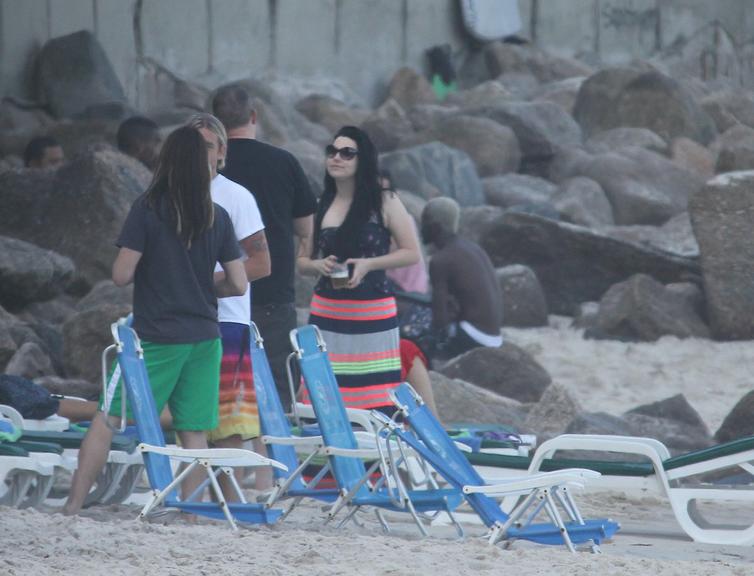 Amy Lee, do Evanescence, curte praia no Rio