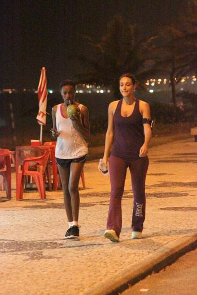 Débora Nascimento corre na orla carioca com uma amiga