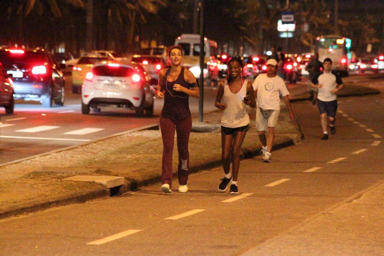 Débora Nascimento corre na orla carioca com uma amiga