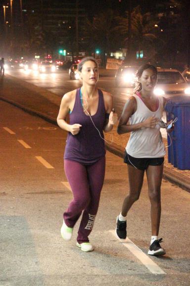 Débora Nascimento corre na orla carioca com uma amiga