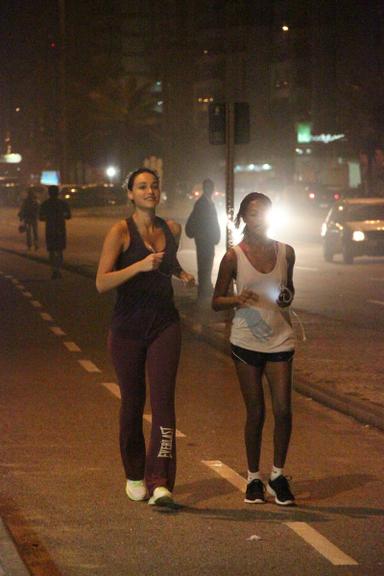 Débora Nascimento corre na orla carioca com uma amiga