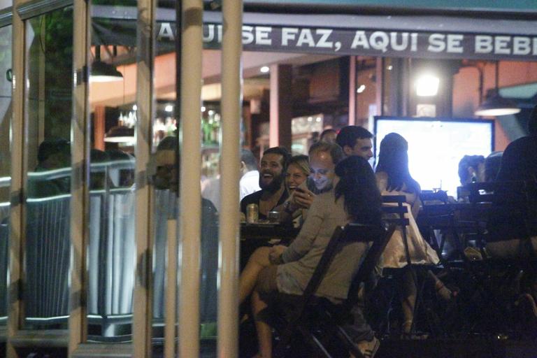 Bruno Gagliasso e Giovanna Ewbank se divertem na noite carioca