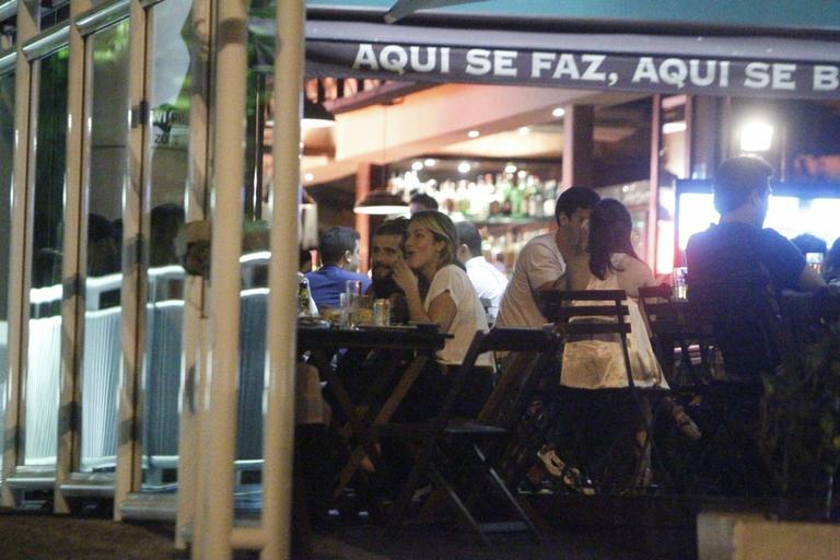 Bruno Gagliasso e Giovanna Ewbank se divertem na noite carioca