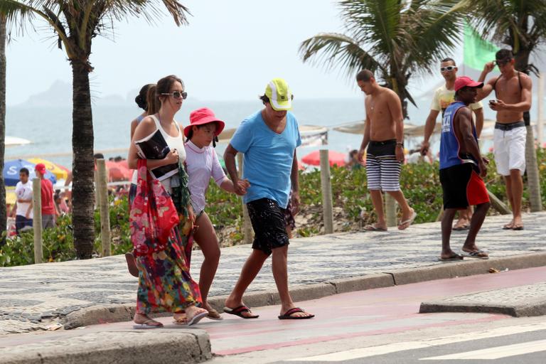 Tom Cavalcante em dia de praia com a família