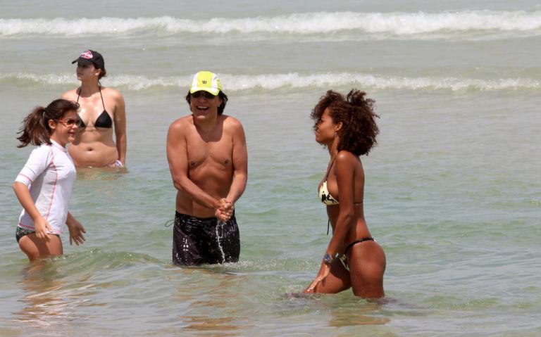 Tom Cavalcante em dia de praia com a família