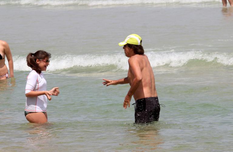 Tom Cavalcante em dia de praia com a família