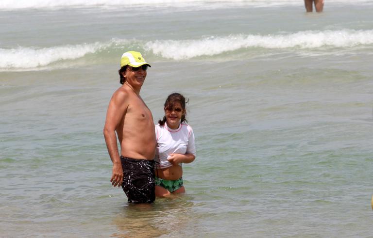 Tom Cavalcante em dia de praia com a família