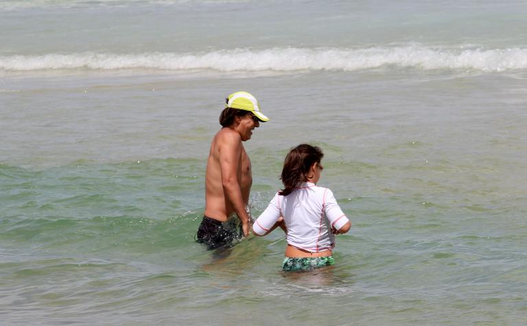 Tom Cavalcante em dia de praia com a família