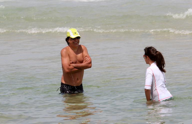 Tom Cavalcante em dia de praia com a família