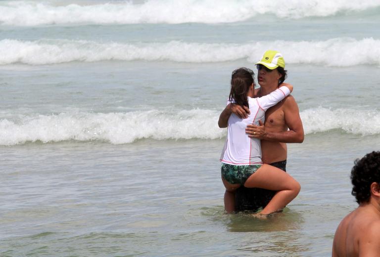 Tom Cavalcante em dia de praia com a família