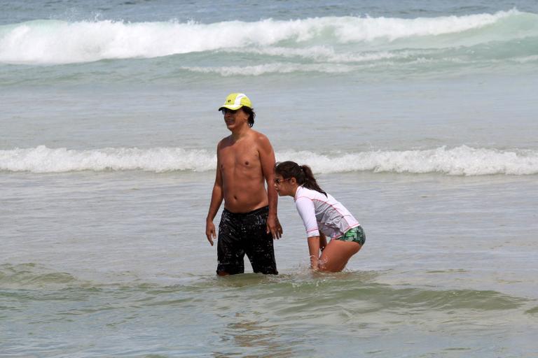 Tom Cavalcante em dia de praia com a família