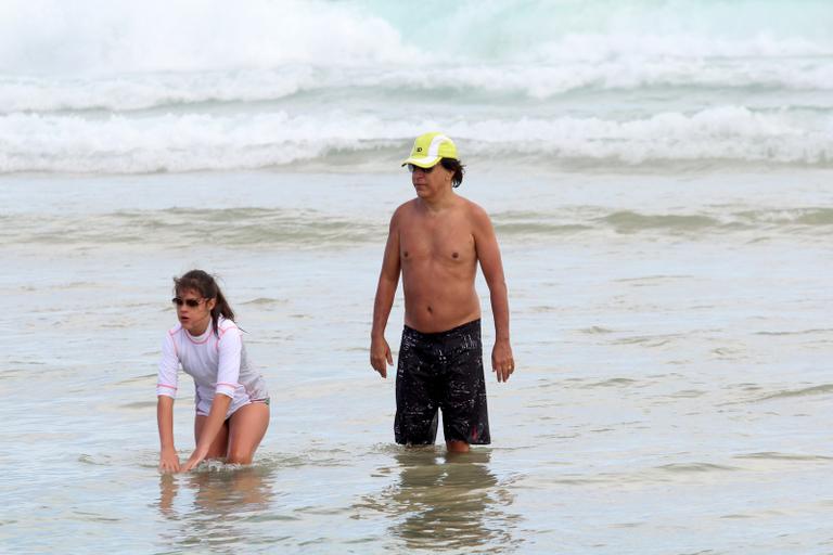 Tom Cavalcante em dia de praia com a família