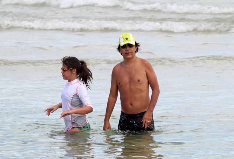 Tom Cavalcante em dia de praia com a família