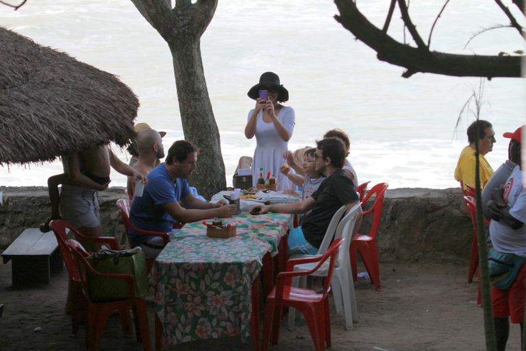 Vanessa Giácomo: tarde animada na praia com amigos e os filhos Raul e Moisés