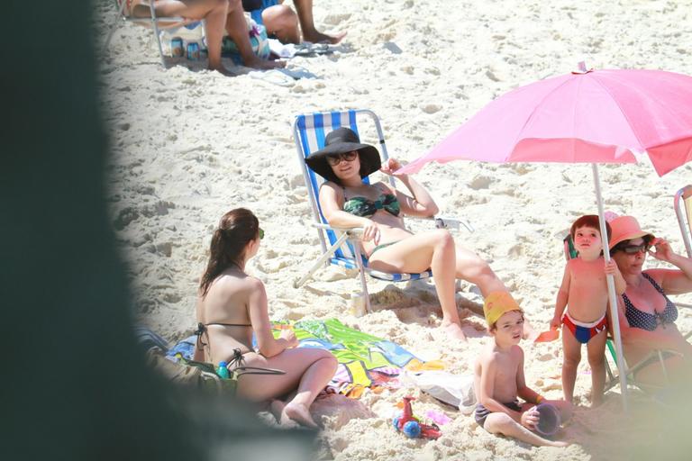 Vanessa Giácomo: tarde animada na praia com amigos e os filhos Raul e Moisés