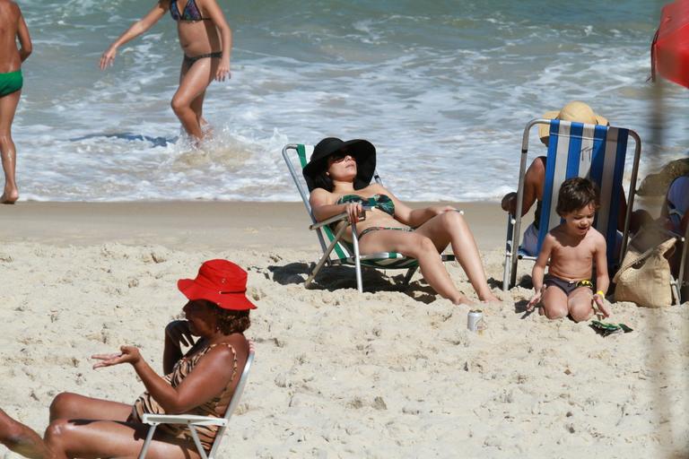 Vanessa Giácomo: tarde animada na praia com amigos e os filhos Raul e Moisés