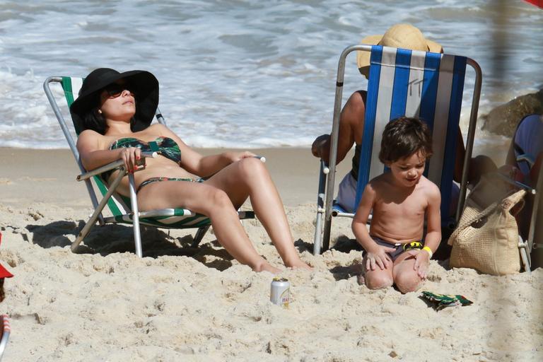 Vanessa Giácomo: tarde animada na praia com amigos e os filhos Raul e Moisés