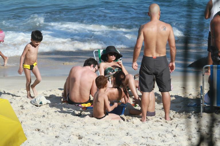 Vanessa Giácomo: tarde animada na praia com amigos e os filhos Raul e Moisés