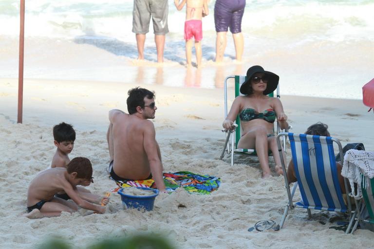 Vanessa Giácomo: tarde animada na praia com amigos e os filhos Raul e Moisés