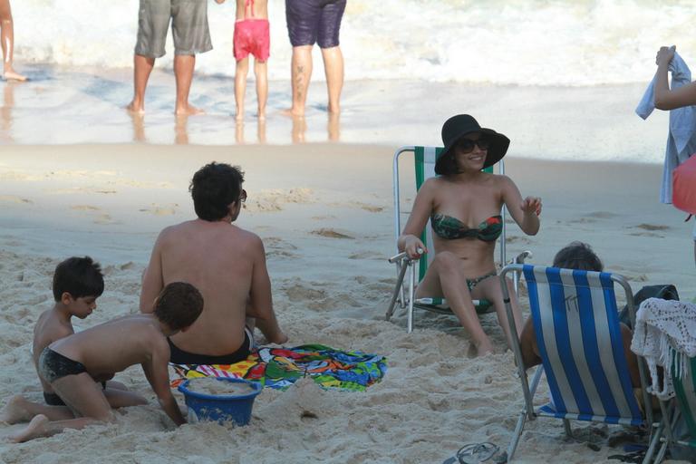 Vanessa Giácomo: tarde animada na praia com amigos e os filhos Raul e Moisés