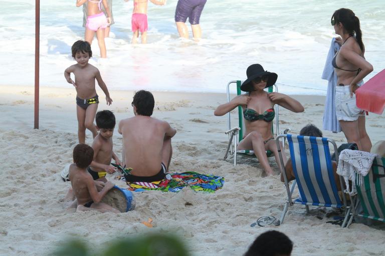 Vanessa Giácomo: tarde animada na praia com amigos e os filhos Raul e Moisés