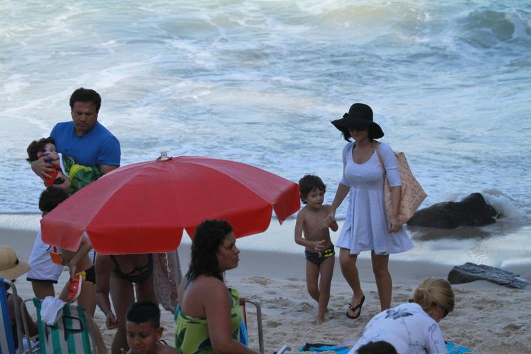 Vanessa Giácomo: tarde animada na praia com amigos e os filhos Raul e Moisés