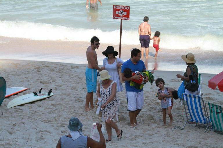 Vanessa Giácomo: tarde animada na praia com amigos e os filhos Raul e Moisés