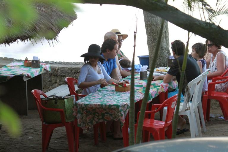 Vanessa Giácomo: tarde animada na praia com amigos e os filhos Raul e Moisés