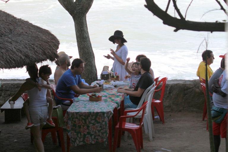 Vanessa Giácomo: tarde animada na praia com amigos e os filhos Raul e Moisés