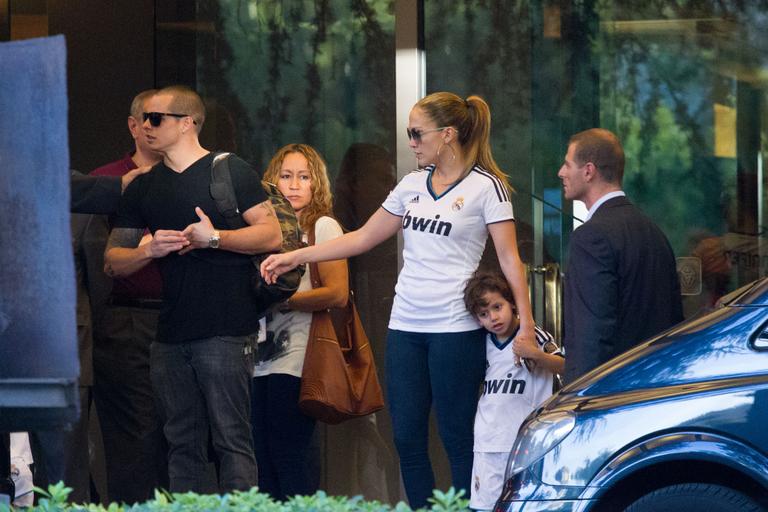 Com camisa do Real Madrid, Jennifer Lopez acena para os fotógrafos na Espanha