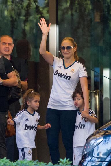 Com camisa do Real Madrid, Jennifer Lopez acena para os fotógrafos na Espanha