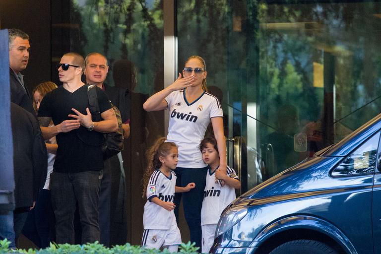 Com camisa do Real Madrid, Jennifer Lopez acena para os fotógrafos na Espanha