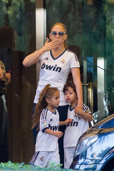 Com camisa do Real Madrid, Jennifer Lopez acena para os fotógrafos na Espanha