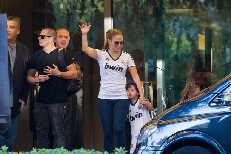 Com camisa do Real Madrid, Jennifer Lopez acena para os fotógrafos na Espanha