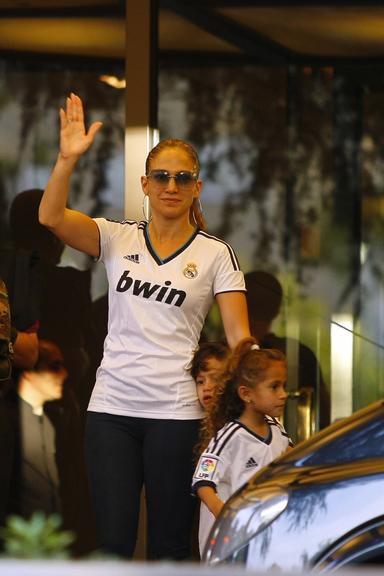 Com camisa do Real Madrid, Jennifer Lopez acena para os fotógrafos na Espanha