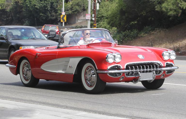 George Clooney dirige charmoso Corvette em Los Angeles, Estados Unidos