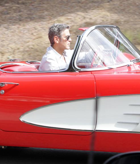 George Clooney dirige charmoso Corvette em Los Angeles, Estados Unidos