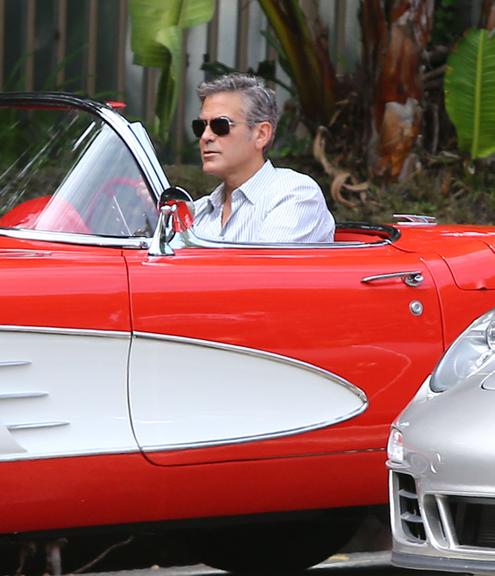 George Clooney dirige charmoso Corvette em Los Angeles, Estados Unidos