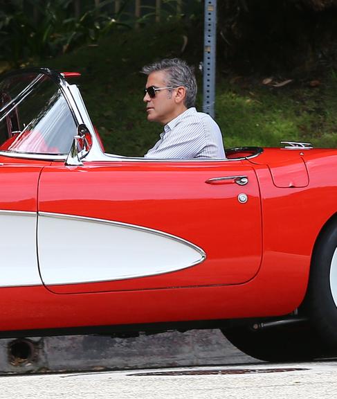 George Clooney dirige charmoso Corvette em Los Angeles, Estados Unidos