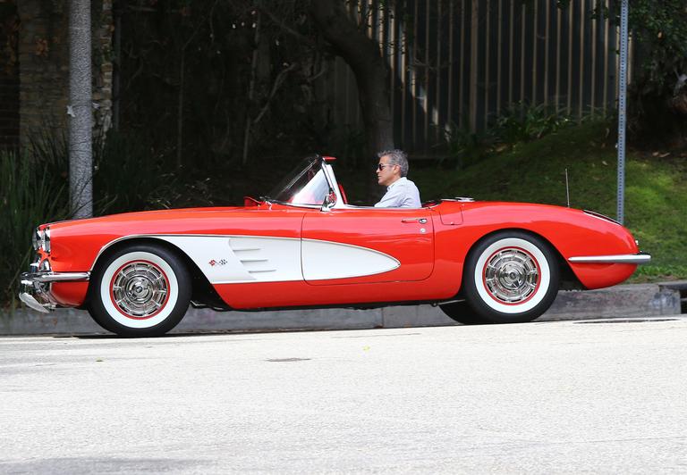 George Clooney dirige charmoso Corvette em Los Angeles, Estados Unidos