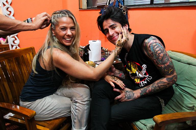 Adriane Galisteu se diverte com tatuagens fakes em ensaio de moda