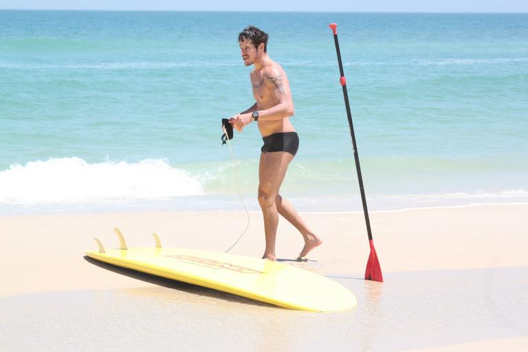 José Loreto na praia da Barra da Tijuca, no Rio