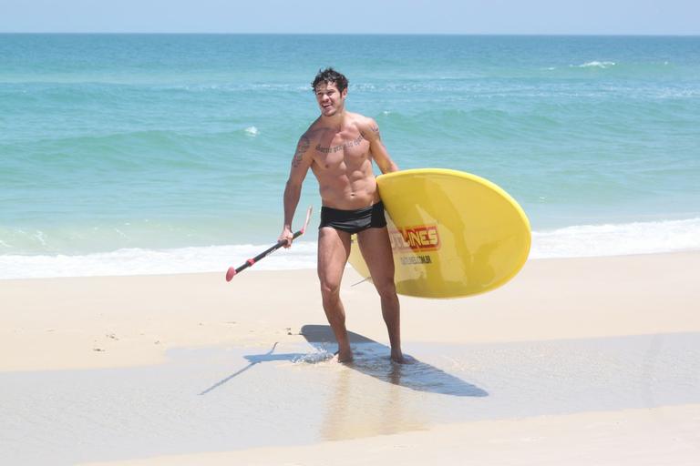 José Loreto na praia da Barra da Tijuca, no Rio