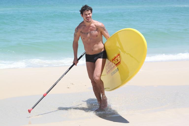 José Loreto na praia da Barra da Tijuca, no Rio