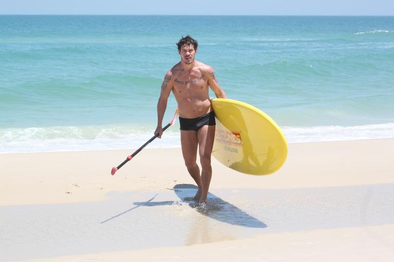 José Loreto na praia da Barra da Tijuca, no Rio