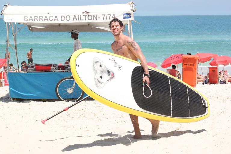 José Loreto na praia da Barra da Tijuca, no Rio