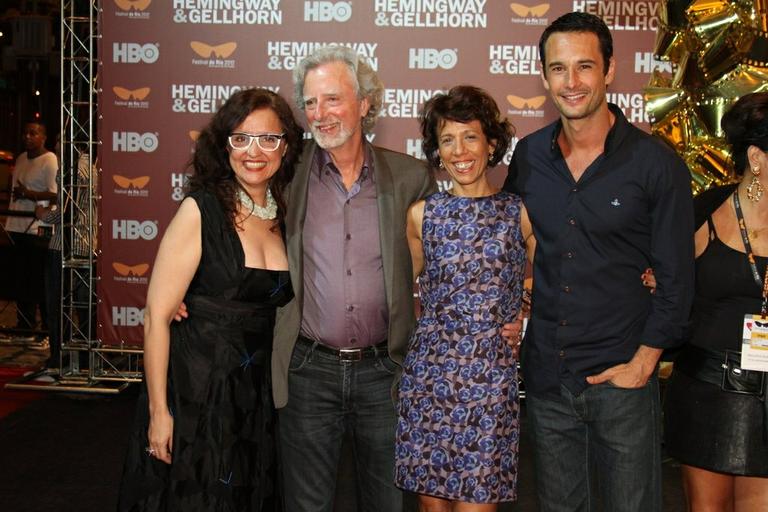 Rodrigo Santoro com produtores e direção do filme 'Hemingway & Gellhorn'