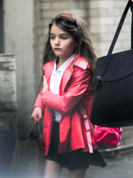 Suri Cruise exibe seu uniforme escolar em passeio com a mãe