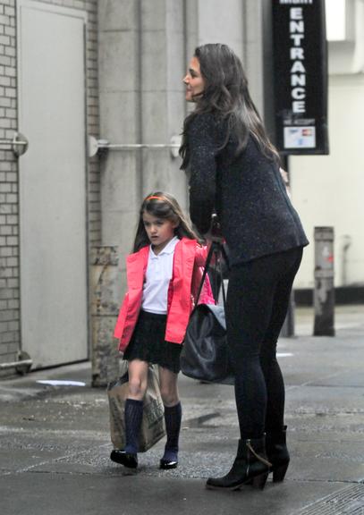 Suri Cruise exibe seu uniforme escolar em passeio com a mãe